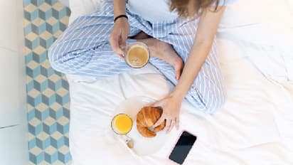 খাটে বসে খাবার খাওয়ার অভ্যেস ডেকে আনছে অমঙ্গল, জেনে নিন এই ভুলে কী কী ক্ষতি হতে পারে