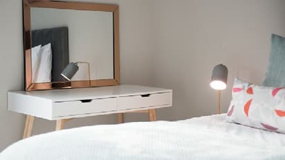 শোওয়ার ঘরে আয়না রাখুন বাস্তু মেনে, জেনে নিন কোন দিকে ড্রেসিং টেবিল রাখা উচিত