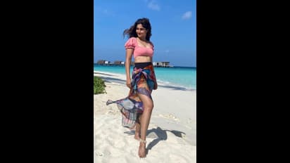 Reba Monica John  hot : மாலத்தீவு ஹாட் கிளப்பும் 'பிகில்’ பட நடிகை... ஹனிமூன் போன இடத்தில் இப்படியா?