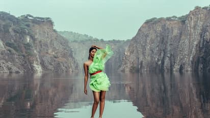 Keerthi Pandian : குட்டை ஸ்கர்ட்டில் கிளாமர் அட்ராசிட்டி! குளத்தின் நடுவே குத்தவச்சு ஹாட்போஸ் கொடுத்த கீர்த்தி