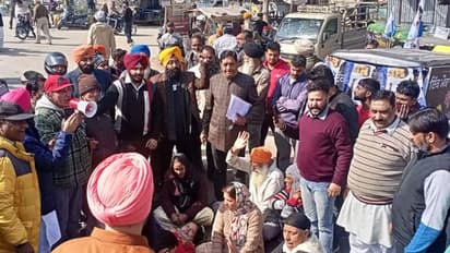 पंजाब चुनाव:कपूरथला में AAP कंडीडेट का सड़क पर लेटकर प्रदर्शन, पुलिस-प्रशासन पर मंत्री के लिए काम करने का आरोप