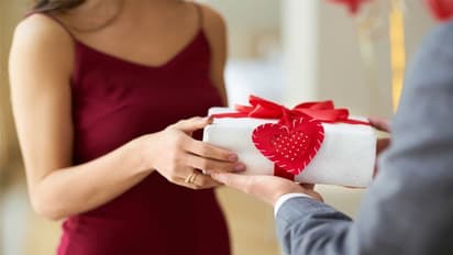 ভালোবাসা নয় উপহার আদান-প্রদানের ওপর সম্পর্ক টিকে থাকে এদের, রইল তিন রাশির কথা