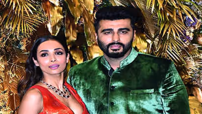 জাপটে ধরে ঘনিষ্ঠ আলিঙ্গন, ভ্যালেন্টাইন্স ডে-তে মালাইকাকে আদুরে চুম্বনে ভরালেন অর্জুন