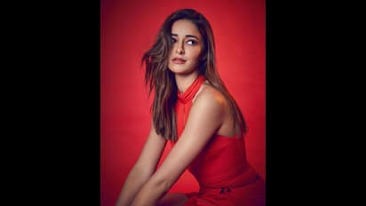 রেড হট লুকে গর্জিয়াস অনন্যা, ভ্যালেন্টাইন ডে-স্পেশ্যালে ট্রাই করুন পার্টি লুক