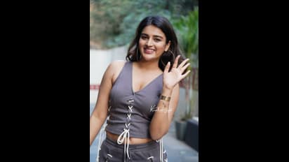 Nidhhi Agerwal hot :அச்சசோ..செம லோ நெக்..கிரீன் சிலிப்ஸில்.. சிம்புவுடன் கிசுகிசுக்கப்பட்ட நாயகி நிதி அகர்வால்