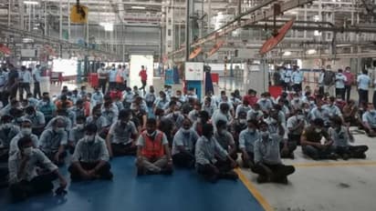 2 ஆயிரம் பேருக்கு அல்வா கொடுப்பதா? ஃபோர்டு நிர்வாகத்தை எதிர்த்து உள்ளிருப்பு போராட்டம் நடத்திய ஊழியர்கள்