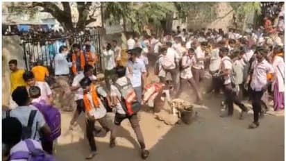 Karnataka Hijab Vs Saffron: जब भगवा प्रदर्शनकारी छात्रों के सामने नारे लगाने लगी बुर्का पहने युवती