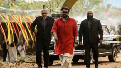 Mohanlal : പ്രൗഢമായ ലുക്കിൽ ലാലേട്ടന്റെ വരവ്; 'തമ്പുരാന്റെ ആറാട്ട്' തകര്ക്കുമെന്ന് ആരാധകർ