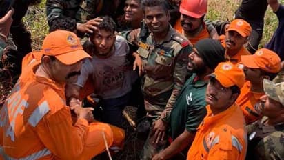 সেনার দুর্ধর্ষ অভিযান, অবশেষে উদ্ধার পাহাড়ের খাঁজে আটকে পড়া কেরলের যুবক