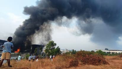 Kalamassery Industrial Park:  കളമശ്ശേരി വ്യവസായ പാര്‍ക്കില്‍ വന്‍ തീപിടിത്തം; തീ അണയ്ക്കാനുള്ള ശ്രമം തുടരുന്നു