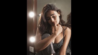 லோ நெக்..குத்தவச்ச போஸ்..கண்ணை கட்டவைக்கும் கிளாமரில் ஷாலினி பாண்டே..