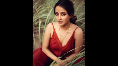 পোশাকের ফাঁক দিয়ে স্তনের উঁকিঝুকি, হাই থাই স্লিটে 'গোল্ডেন কুইন' রাইমা