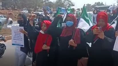 Hijab Row : 'ഹിജാബ് അവകാശം'; കര്ണാടക അതിര്ത്തിയില് പ്രതിഷേധവുമായി മലയാളി വിദ്യാര്ത്ഥിനികൾ