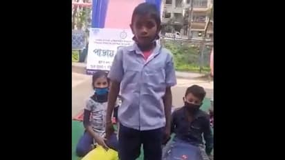 শিক্ষিকা পড়া ধরতেই ছাত্রের মুখে কাঁচা বাদাম গান, দেখুন মজার ভাইরাল ভিডিও