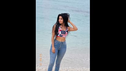 பளபள உடையில்...வழவழப்பான தொடை அழகை தூக்கலாக காட்டி நிற்கும் திவ்யபாரதி..