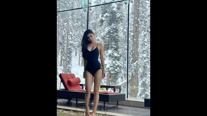 হানিমুনে বোল্ড মৌনি, কাশ্মীরে স্যুমিং স্যুটে নেট দুনিয়ায় ঝড় তুলল নববধূ