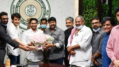 విశాఖపై వైఎస్ జగన్ క్లియర్: చిరంజీవి బ్యాచ్ తో చెప్పిన మాటల ఆంతర్యం అదే...