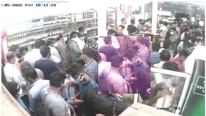 കൊല്ലം ബിവറേജ് ഔട്ട്ലെറ്റില് നിന്ന് യുവാക്കള് മദ്യം മോഷ്ടിച്ചു; സിസിടിവി ദൃശ്യങ്ങൾ പുറത്ത്