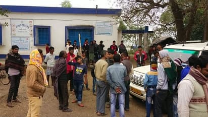 'চক্রান্ত' করে চিকিৎসককে পাঠানো হচ্ছে সেফহোমে, বিএমওএইচ-কে ঘিরে বিক্ষোভ স্থানীয়দের