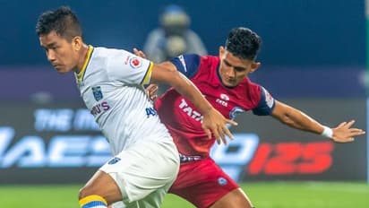ISL 2021-22: പെനല്റ്റി ഗോളില് ജംഷഡ്പൂരിനെതിരെ ആദ്യ പകുതിയില് ബ്ലാസ്റ്റേഴ്സ് പിന്നില്