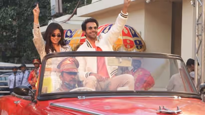 Badhai Do मूवी की स्पेशल स्क्रीनिंग पर Rajkummar Rao-भूमि पेडनेकर ने अतरंगी अंदाज में ली एंट्री, देखें फोटोज