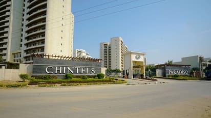 गुरुग्राम में बड़ा हादसा: हाउसिंग कांप्लेक्स के 6 फ्लैट की छतें गिरी, 1 महिला की मौत, दो दबे