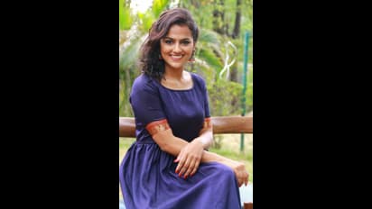 Shraddha latest :நெஞ்சில் குத்திய டாட்டூ தெரிய கிளாமர் போஸ்! குறுகுறு பார்வையால் கிக் ஏற்றும் ஷ்ரத்தா ஸ்ரீநாத்