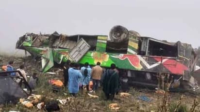 தலைக்குப்புற கவிழ்ந்த பேருந்து.. 20 பேர் உடல் நசுங்கி உயிரிழப்பு.. 33 பேர் ரத்த வெள்ளத்தில் படுகாயம்.!