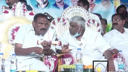 ಅಭಿಮಾನಿಗಳತ್ತ ನಿಂಬೆ ಹಣ್ಣು ಉರುಳಿಸುತ್ತಾ ರಹಸ್ಯವೊಂದನ್ನು ಹೇಳಿದ ರೇವಣ್ಣ