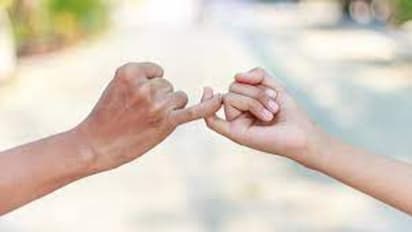 মনের মানুষকে এই পাঁচটি প্রতিশ্রুতি দিতে পারেন আজ, জেনে নিন কী কী