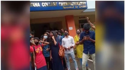 വിദ്യാര്ഥിനികള്ക്ക് രാത്രിയില് വീഡിയോ കോള്, ചുംബന സ്മൈലി; അധ്യാപകനെതിരെ റിപ്പോര്ട്ട്