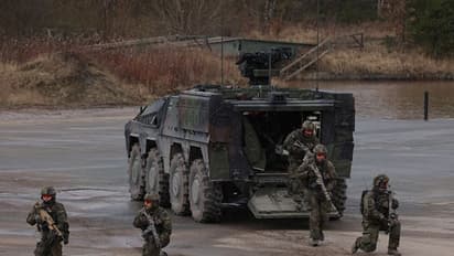 Russia ने Ukraine के पास तैनात किए नए सैन्य बल, सैटेलाइट फोटोज में यूक्रेन बार्डर पर सेना की बढ़ी गतिविधियां