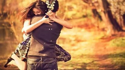 Hug day: காதல் வாரம் இன்று தழுவுதல் தினம்...உங்கள் காதலியை கட்டியணைத்து முத்தம் வாங்க ''ரொமான்டிக்'' டிப்ஸ்..!