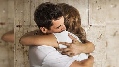 Happy Hug Day: हग डे पर पार्टनर को करना है इंप्रेस, तो इन प्यारे मैसेज, स्टेट्स और फोटोज से बनाएं उनका दिन खास