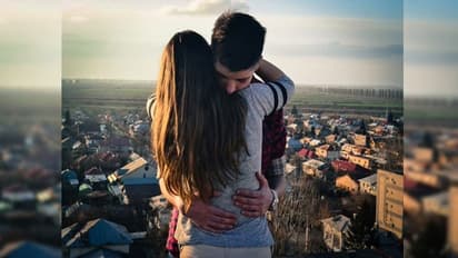 ಅಬ್ಬಬ್ಬಾ ಎಂತೆಥಾ ಕೆಲಸ ಇರುತ್ತೆ ನೋಡಿ: ತಬ್ಬಿ ಮುದ್ದಾಡಿ ಗಂಟೆಗೆ ಏಳು ಸಾವಿರ ಸಂಪಾದಿಸೋ ಭೂಪ