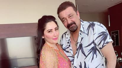 স্ত্রীর পা টিপছেন সঞ্জয় দত্ত, মান্যতার এই ভিডিও দেখে নেটিজেনরা বললেন, 'লগে রহো মুন্নাভাই