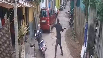 பட்டப்பகலில் திமுக பிரமுகர் வீட்டு வாசலில் நாட்டு வெடிகுண்டு வீச்சு.. அதிர வைக்கும் சிசிடிவி காட்சிகள்.!