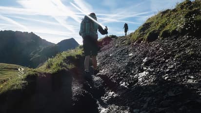 బండరాళ్లను చూసి సరదా పడితే.. ఇరుక్కుపోయి తంటా.. పోలీసుల చాకచక్యంతో ప్రాణాలతో బయటపడ్డాడు..