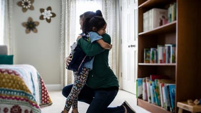 সন্তান, বাবা-মা থেকে প্রেমিক, জেনে নিন জড়িয়ে ধরার ১০ অবিশ্বাস্য উপকারিতা