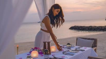 Pooja Hegde:మాల్దీవ్స్ బీచ్ నైట్ డిన్నర్ లో ఎంజాయ్ చేస్తున్న పూజా... ఎవరితో వెళ్లారంటే?