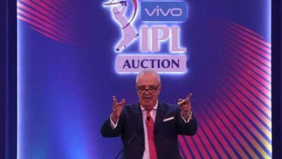 হঠাৎই পড়ে গেলেন মঞ্চ থেকে, অসুস্থ আইপিএল নিলামের সঞ্চালক