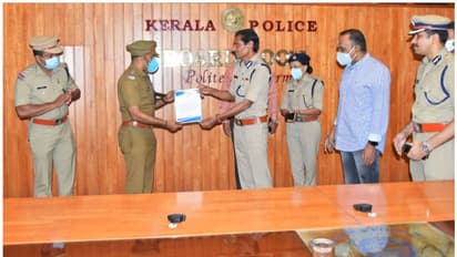 മുഖ്യമന്ത്രിയുടെ ചടങ്ങിലേക്ക് അതിക്രമിച്ച് കയറാൻ ശ്രമിച്ചയാളെ മര്ദ്ദനത്തില് നിന്ന് രക്ഷിച്ചു, എസ് ഐക്ക് ആദരം