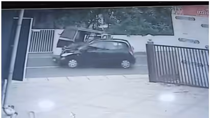 അപകടത്തില്‍പ്പെട്ട കാറില്‍ വിദ്യാര്‍ത്ഥിനികളും, ചൂഷണം ചെയ്തെന്ന് മൊഴി, വാഹനം ഓടിച്ച യുവാക്കള്‍ക്കെതിരെ കേസ്