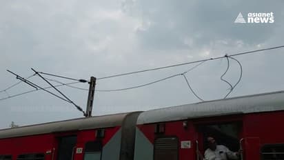 ട്രെയിനിലേക്ക് ഇലക്ട്രിക് ലൈൻ പൊട്ടി വീണ സംഭവം; ഗതാഗത തടസ്സം നീക്കി, ഡീസൽ എഞ്ചിൻ ഘടിപ്പിച്ച് പ്രശ്നപരിഹാരം