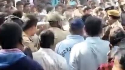 হিজাব ইস্যুতে উত্তাল মুর্শিদাবাদ, সরকারি স্কুলে প্রধানশিক্ষকরে আটকে বিক্ষোভ