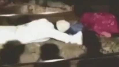 Mohammed Mehboob : പെൺകുട്ടി പാളത്തിലേക്ക് വീണു, ട്രെയിൻ പോകുന്നതുവരെ ചേർത്തുപിടിച്ച് ജീവന് കാവൽ നിന്ന് യുവാവ്