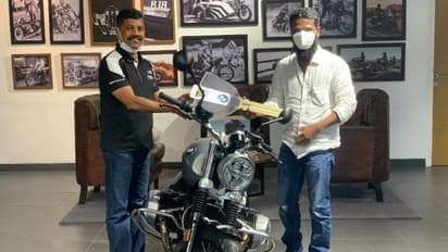 அசுர வேகத்தில் செல்ல... வெற்றிமாறன் வாங்கிய அல்டிமேட் பைக் - விலை எவ்வளவுனு தெரிஞ்சா ஷாக் ஆகிடுவீங்க!