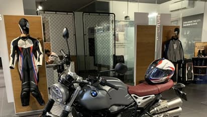 Vetrimaaran : புது BMW பைக்கில் கெத்து போஸ்.... பொல்லாதவனாக மாறிய வெற்றிமாறன் - வைரலாகும் லேட்டஸ்ட் கிளிக்ஸ்