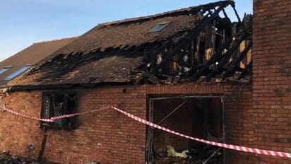 വീടിന് തീപിടിച്ചു, ദമ്പതികൾ അത്ഭുതകരമായി രക്ഷപ്പെട്ടു, കാരണമായത് നായകൾ