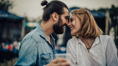 কিস ডে-র শুভেচ্ছা জানান এই রোম্যান্টিক মেসেজে, দেখে নিন এক নজরে